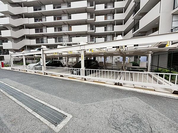 【機械式立体駐車場】機能的な立体駐車場完備です。詳しくは担当スタッフにご質問ください。