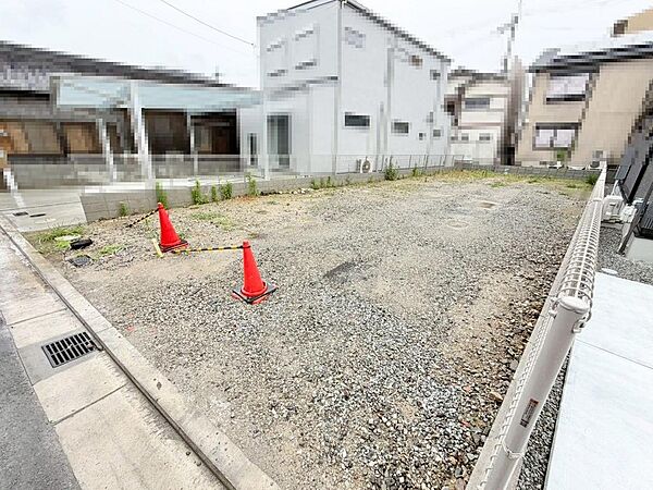 前面道路は北西側幅員４m公道に間口は約７ｍとゆったりめです♪