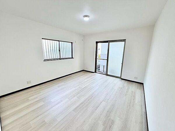 【ＬＤＫ約１４帖】２面採光で日当たりがよく、温かく心地のいいリビング♪居心地の良い快適な安らぎの場所にもなりそうです！