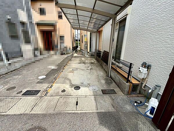 駐車場付きです。カラーライフも車庫付き中古戸建でばっちりエンジョイできます。