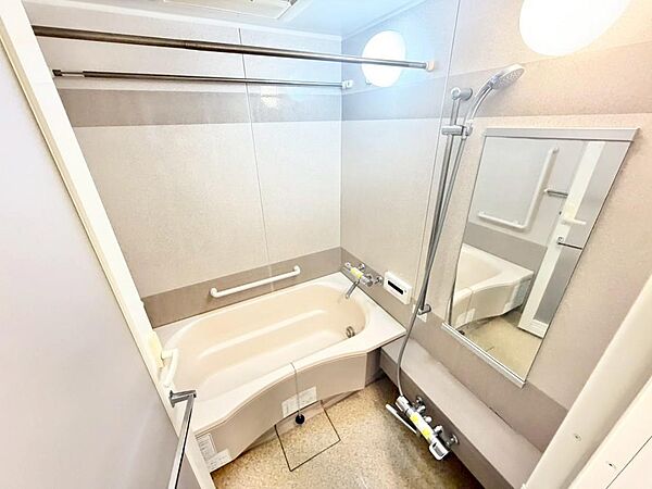 ゆったりとくつろげる綺麗な浴室です。時間短縮でシャワーだけの方も多いですが、一日の疲れを癒すため湯船に浸かれば心身ともにリラックスできます。