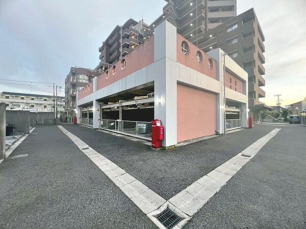 【駐車場】立体駐車場と平面駐車場がございます。空き情報は担当スタッフまでお問い合わせください。