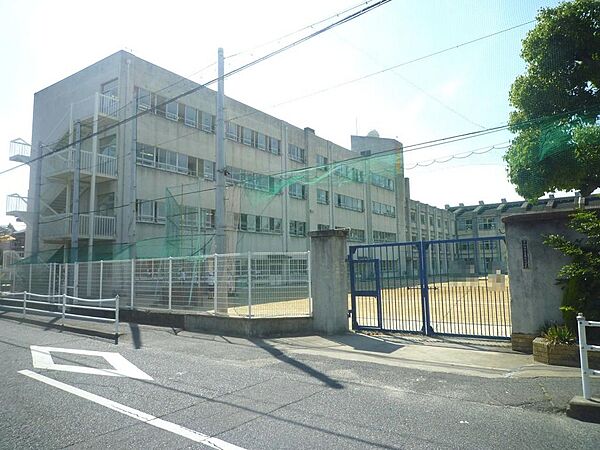岸和田市立東光小学校まで徒歩８分です。