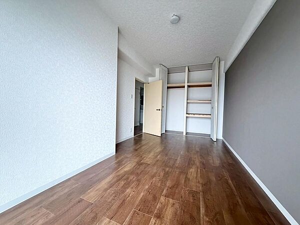 お部屋を広く利用するために必須なクローゼットが付いています♪もちろんお荷物を収納されても良しの勝手の良いクローゼットは嬉しいですね♪