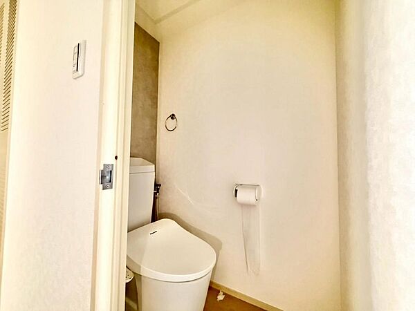 温水便座洗浄便座ですので、寒い日も温かい便座で安心して使用していただけますよ！