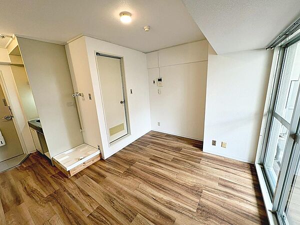 事務所利用可能につき、住居としてはもちろんビズネスの拠点としてもご活用いただけます♪大きな窓がある室内は採光良好な風通しの良い快適な空間となっております♪