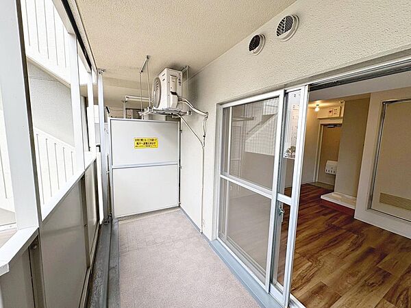 開放感のあるバルコニーです♪お洗濯も楽々快適に干せますよ♪