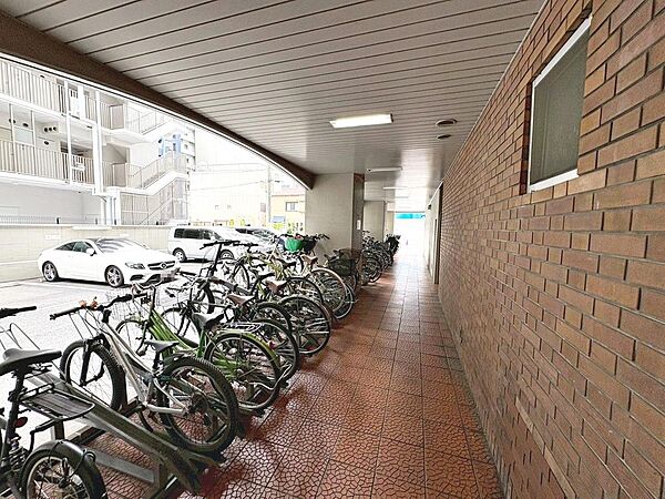 駐輪場に屋根があるので、雨の日に自転車が濡れにくく嬉しいですね！