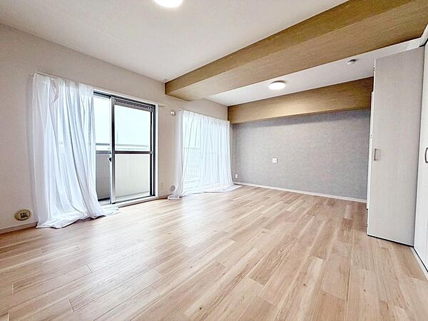ゆとりのある約１０．５帖の洋室あります！大型家具もレイアウト自在です♪個性溢れる住まいにして下さいね♪