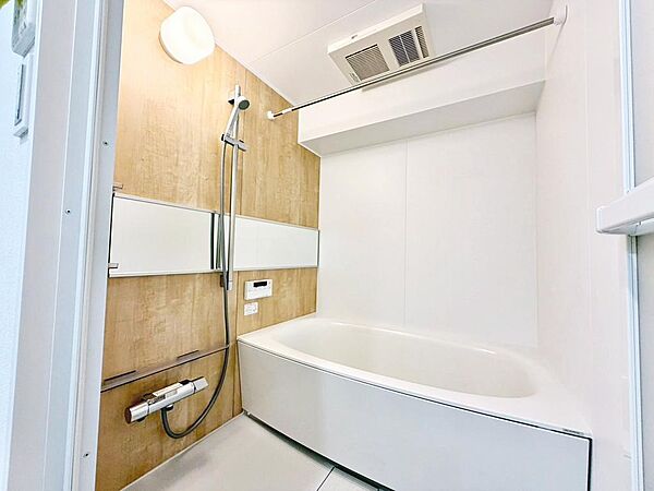 【ユニットバス】ゆったりとくつろげる綺麗な浴室ですよ！時間短縮でシャワーだけの方も多いですが、一日の疲れを癒すため湯船に浸かれば心身ともにリラックスできますね♪