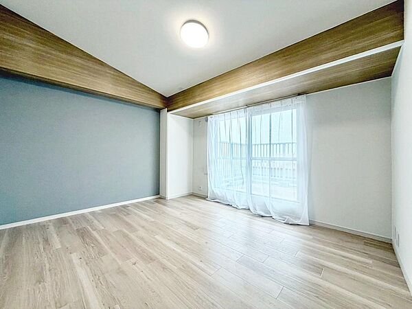 【洋室】クロス・フローリング張替！綺麗な壁や床で室内が明るくなりますね！爽やかな気分でお過ごしいただけますよ♪