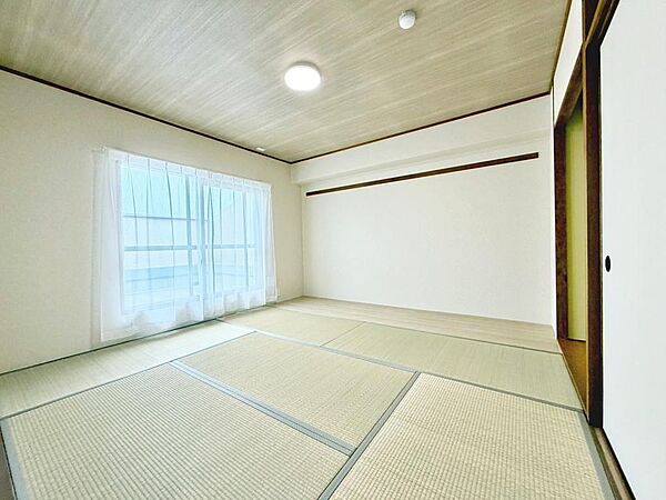 和室ございます♪一息つく時の癒しの空間や客間にも使えますね☆お子様のお昼寝スペースにもぴったりです♪