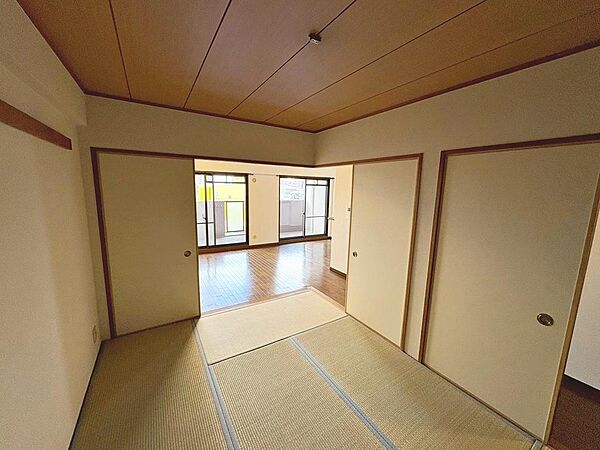 畳の感触を味わいながら寛げる和室があります♪