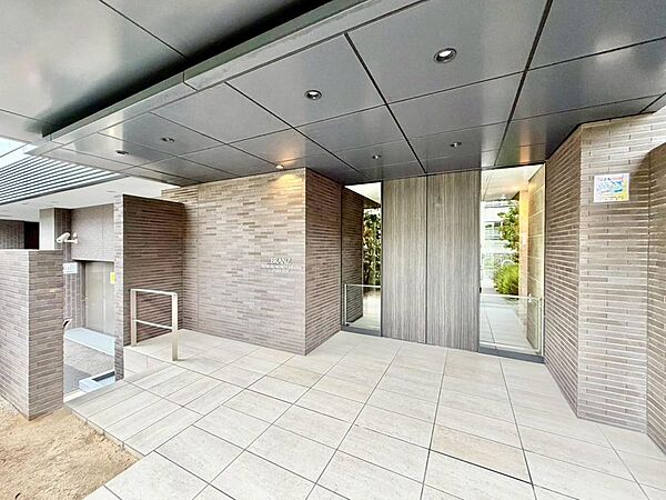 オートロック完備のマンションエントランスです。防犯面も充実しています。