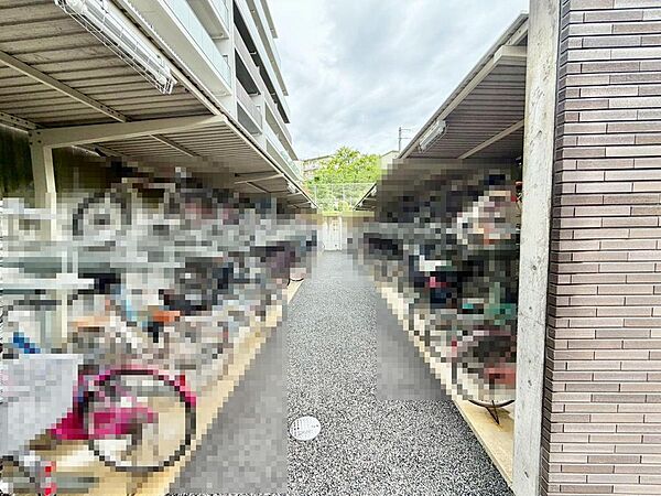 【駐輪場】機械式の駐輪場は屋根もあり整理整頓されています。