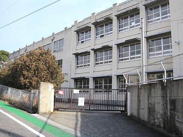 堺市立桃山台小学校まで徒歩約1分です。