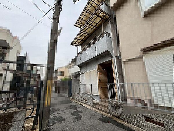 南海本線住ノ江駅徒歩約８分で難波まで直通です。また、阪堺線安立町駅まで徒歩約６分で天王寺まで直通です。