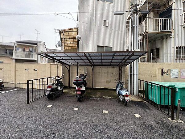 敷地内バイク置き場もございます。空き情報は担当スタッフにお尋ねください。