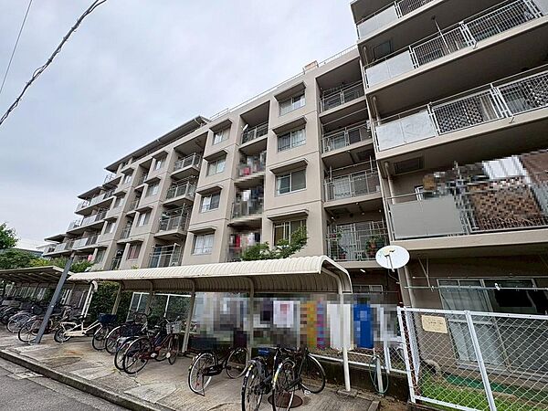 【駐輪場】屋根付きの駐輪場があり雨の日も安心です。