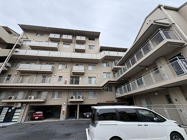 重厚感あるつくりのマンションです。建築施工は熊谷組です。