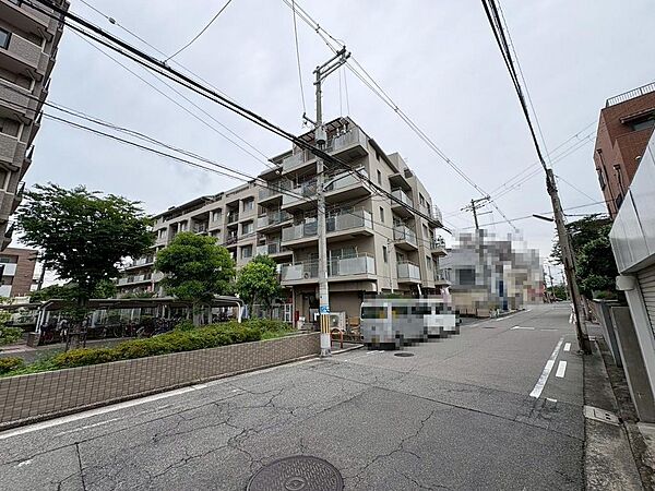 日当たり良好の南向きのバルコニーがあります。珍しいメゾネットタイプのマンションになります。