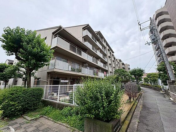 閑静な住宅街で緑豊かな敷地があります。