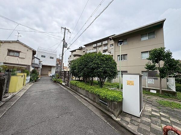 閑静な住宅街です。車通りも少なく落ち着いた街並みです。