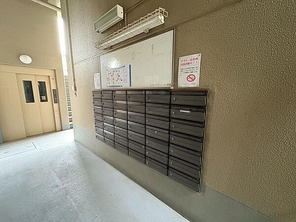 【長谷工コミュニティ管理】共用部分、集合ポストもきれいに管理されています。清掃も行き届いています。