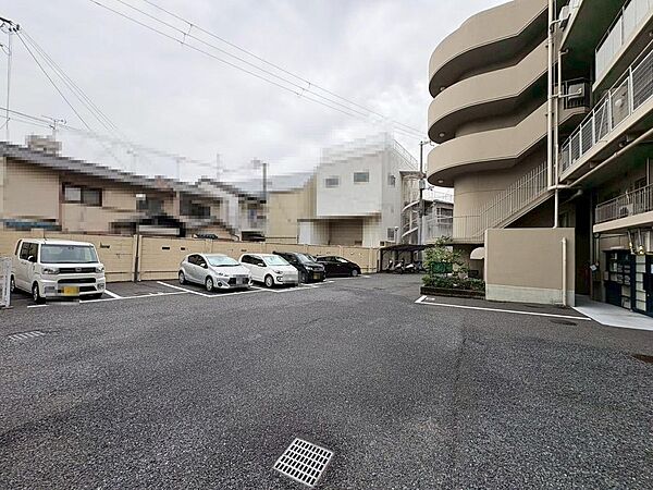 駐車場も敷地内にございます。空き状況は担当スタッフにお尋ねください。