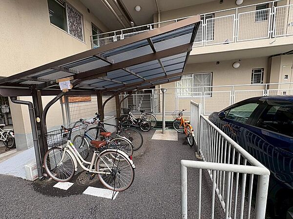 駐輪場は屋根付きです。きれいに整備管理されています。
