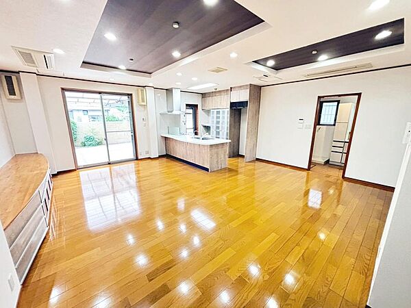 【リビング】ＬＤＫ約２３．５帖♪丁寧に利用されていたためキレイなＬＤＫです♪家具の配置もお好きなようにしやすい広さです！