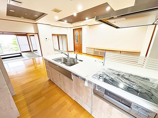 【システムキッチン新調】お料理に集中しやすい壁付けキッチンです♪キレイなキッチンで毎日のお料理も気持ち良く出来ますね！