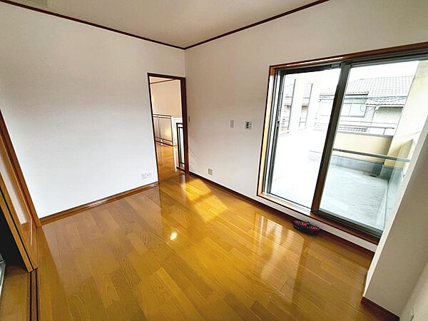 【洋室】クロス張替！綺麗な壁で室内が明るくなりますね！爽やかな気分でお過ごしいただけますよ！