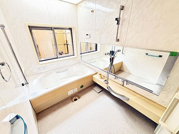 【浴室】ゆったりとくつろげる綺麗な浴室ですよ！時間短縮でシャワーだけの方も多いですが、一日の疲れを癒すため湯船に浸かれば心身ともにリラックスできますね♪