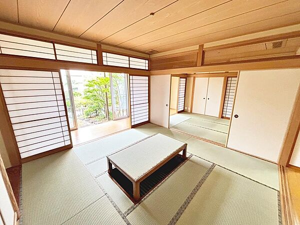 和室ございます♪一息つく時の癒しの空間や客間にも使えますね☆お子様のお昼寝スペースにもぴったりです♪
