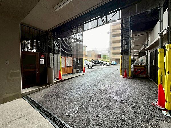 【駐車場】敷地内駐車場（月額：18000円～19000円）ございますよ！空き状況確認必要です！詳しくは担当までお問い合わせください！