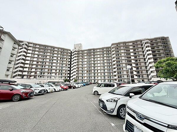敷地内駐車場がございます。空き状況は都度変化しますので担当スタッフにお問い合わせください。