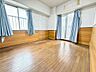 室内：２面採光のお部屋ですので、明るい室内に気持も明るくなりますね！