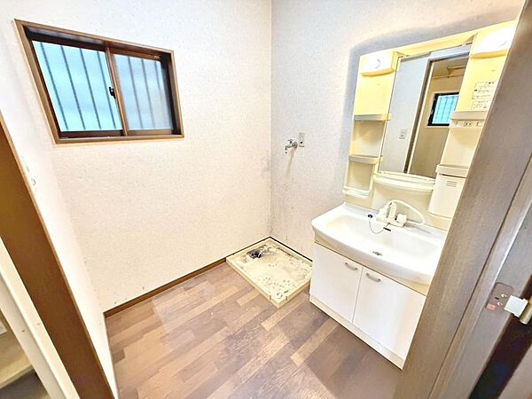 【洗面台】ゆとりのある洗面室ですよ！シャワー付洗面台で朝の身支度もスムーズにできますね♪
