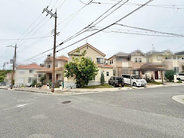 角地につき日当たり良好です。広々した閑静な住宅街です。
