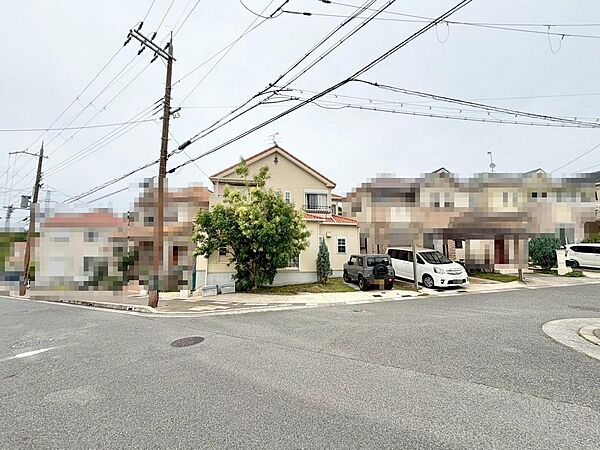 ゆとりのある玄関ですよ！土間収納があるので、ベビーカーやゴルフバックなどの置き場所にも困りません！