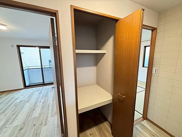 納戸をはじめ、随所に豊富な収納スペースを確保。居住空間に一層の開放感をもたらします！