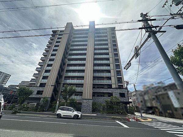 南東面ワイドバルコニーですので、日当たり良好！お洗濯物やお布団を気持ちよく干せそうです♪スロップシンク付きですので、バルコニーのお掃除にも便利ですね！