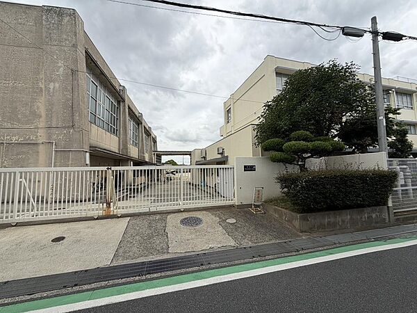 堺市立登美丘東小学校まで徒歩９分