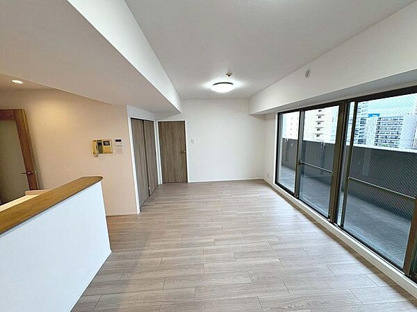 【南東・南西・北西向きの三方角部屋】日当たり・通風良好！たっぷりの陽光に包まれる明るい♪