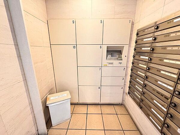 【宅配ボックス有】不在時でも荷物が受け取れて便利ですね！インターネットショッピングを活用する機会が多い方も、留守中に注文した商品が届くので配送時間を気にせずに注文をすることができます！