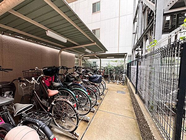 駐輪場に屋根があるので、雨の日に自転車が濡れにくく嬉しいですね♪