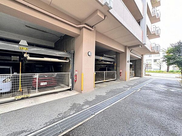 敷地内駐車場空きありますよ（月額7500円～9000円）！愛車の置き場所に困りませんね♪