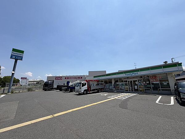 ファミリーマート堺深井畑山店まで徒歩６分