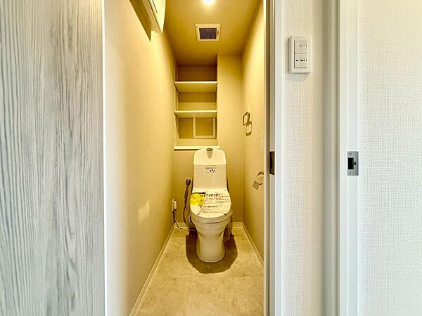 トイレには温水洗浄便座が設置されています♪
